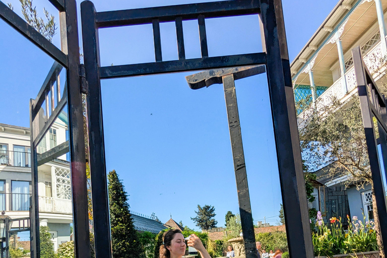 Tbilisi: Hidden Garden Photoshoot with Optional Lunch