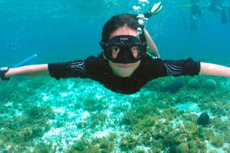 Isla Mujeres : demi-journée de catamaran privé avec plongée en apnée