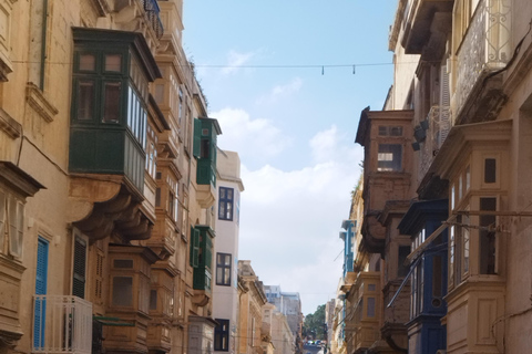 Em Valletta, você pode fazer uma excursão a pé pelos 5 sentidosEm Valletta, você fará uma excursão a pé pelos 5 sentidos da cidade.