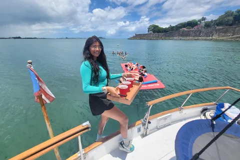 • Party Boat nella baia di San Juan | Crociera di un giorno | Bevande e snack