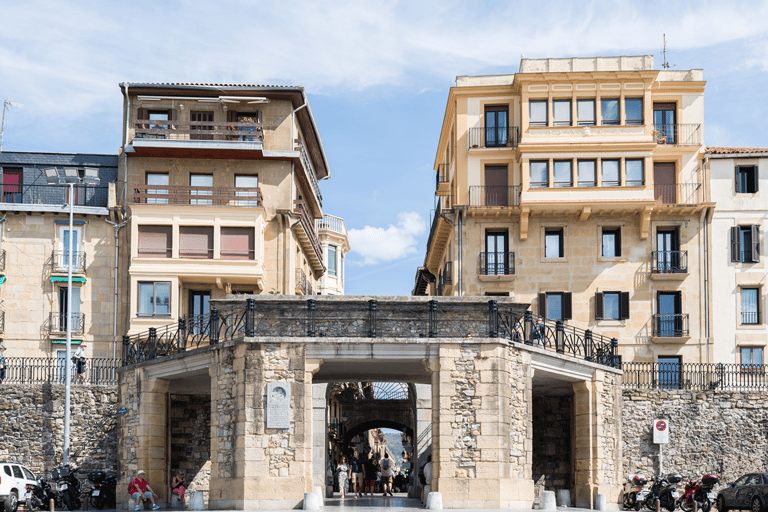 San Sebastian: Private Walking Tour & Chillida Museum Pick-up and drop-off (English)