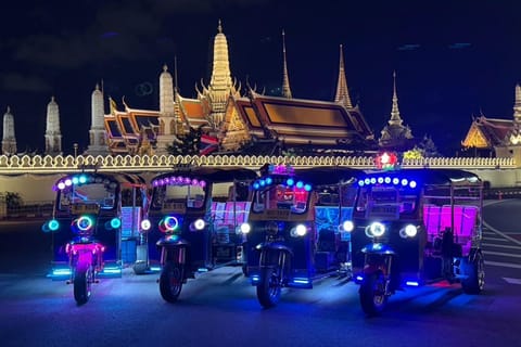 Bangkok: Tuk-Tuk Night Food Tour with Roof top bar & Markets