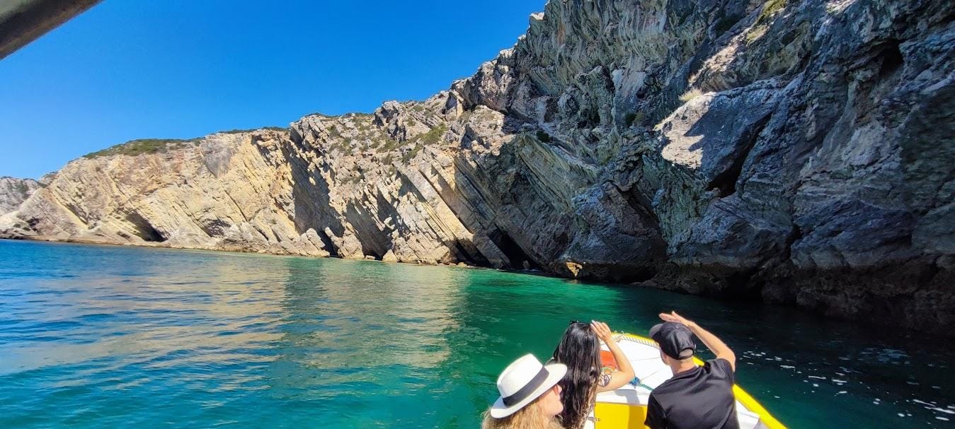 Ab Sesimbra: Ribeira do Cavalo Strand und Höhlen Bootstour