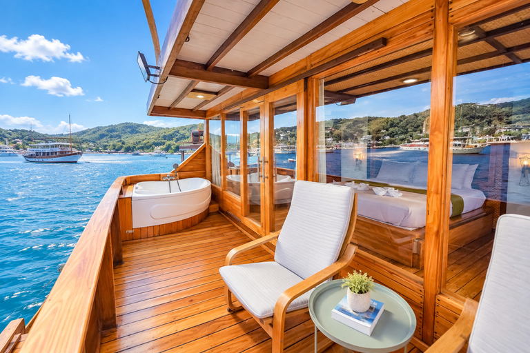 Labuan Bajo: 3-Day Komodo Sailing Luxury Boat with All Fees Deluxe Boat - Private Standar Room (2pax/room)