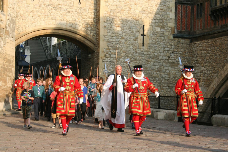 London: Tower of London and Crown Jewels Easy Access Tour