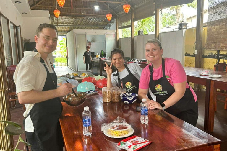 Tour del mercato, giro in barca a cesto e lezione di cucina con HangcoconutCompletamente funzionante