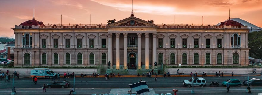 Le volcan San Salvador et le centre historique de San Salvador.
