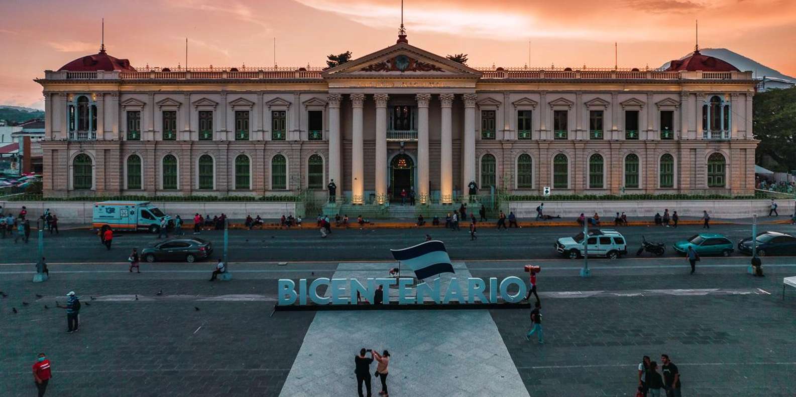 圣萨尔瓦多火山和圣萨尔瓦多历史悠久的市中心。 | GetYourGuide