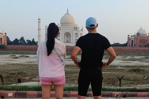 Taj Mahal, Agra: Excursão ao nascer do sol saindo de Nova Délhi de carroCarro + guia + ingressos + almoço