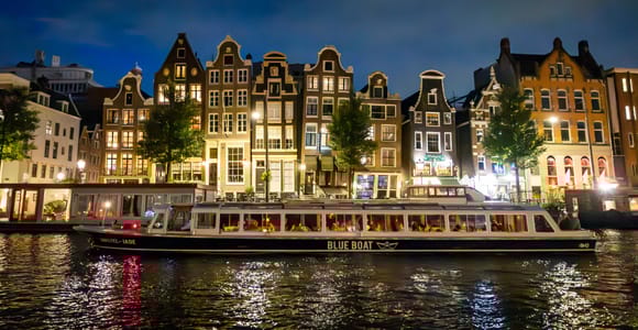 Amsterdam: Abendliche Schifffahrt mit optionalem Wein und Snacks