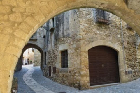 Barcelona: Tour Besalu, Peratallada and pals