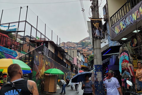 « Medellín dévoilée » Comuna 13, Plaza Botero et téléphérique« Medellín dévoilée » : Comuna 13, Plaza Botero et téléphérique