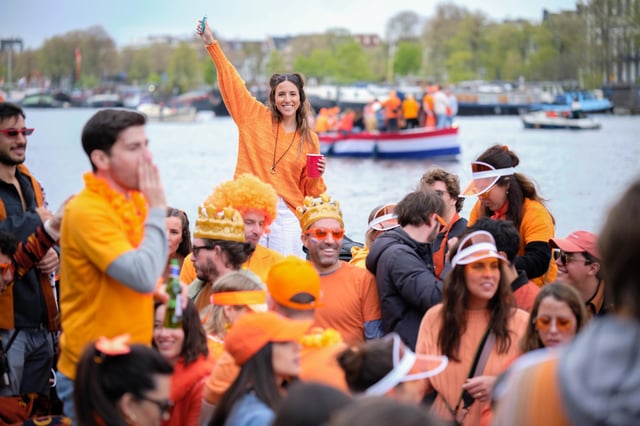 Amsterdam: crociera con festa per il Kingsday + bevande illimitate e musica