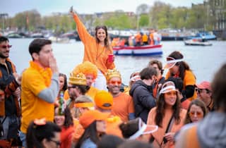 Amsterdam: Kingsday-Party-Bootsfahrt + unbegrenzte Drinks & Musik