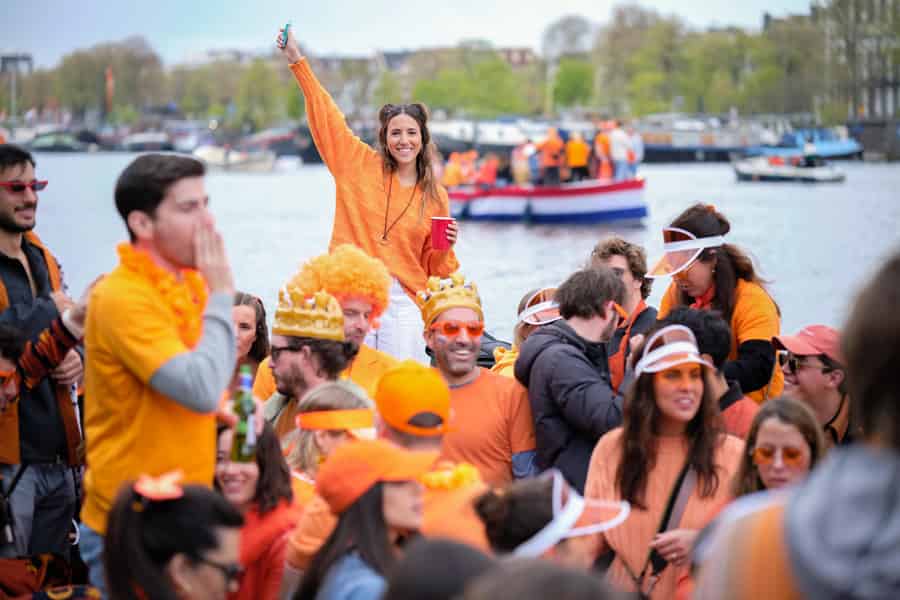 Amsterdam: Kingsday-Party-Bootsfahrt + unbegrenzte Drinks & Musik. Foto: GetYourGuide