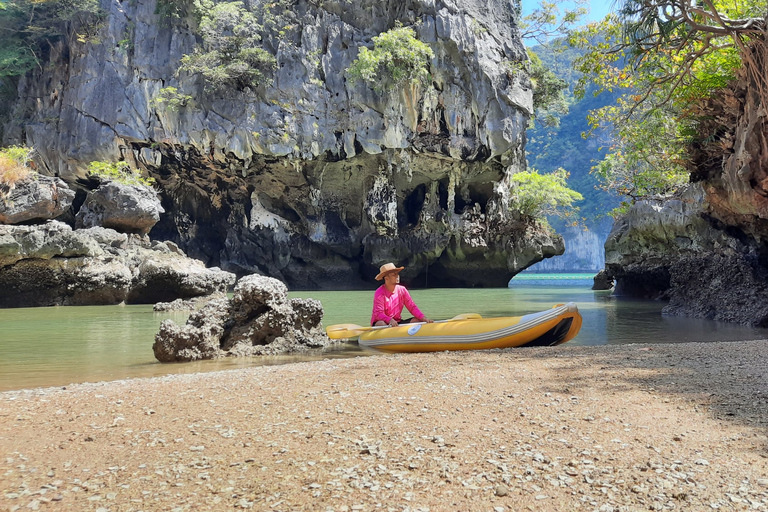 Phuket: Wyspa Jamesa Bonda dużą łodzią z kajakami w jaskiniach morskichPhuket: Wyspa Jamesa Bonda na wielkiej łodzi ze spływem kajakowym po jaskiniach morskich