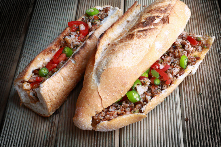 Istanbul: Taste of Turkey with Europe & Asia by Ferry Tour en Español