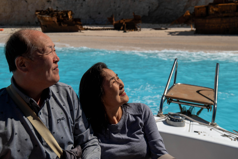 Zakynthos: Skeppsvraksstrand till lands och blå grottor till havs DagsturSmågruppsresa