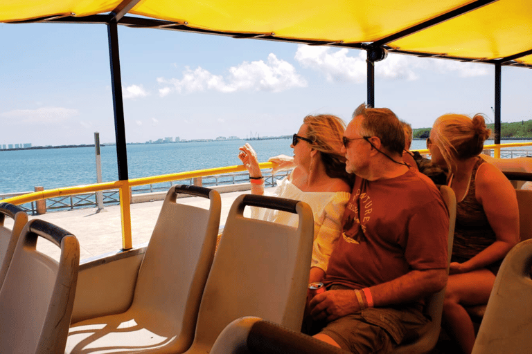 Cancún: tour guiado con compras y cata de tequilaTour desde lugares de encuentro en Cancún