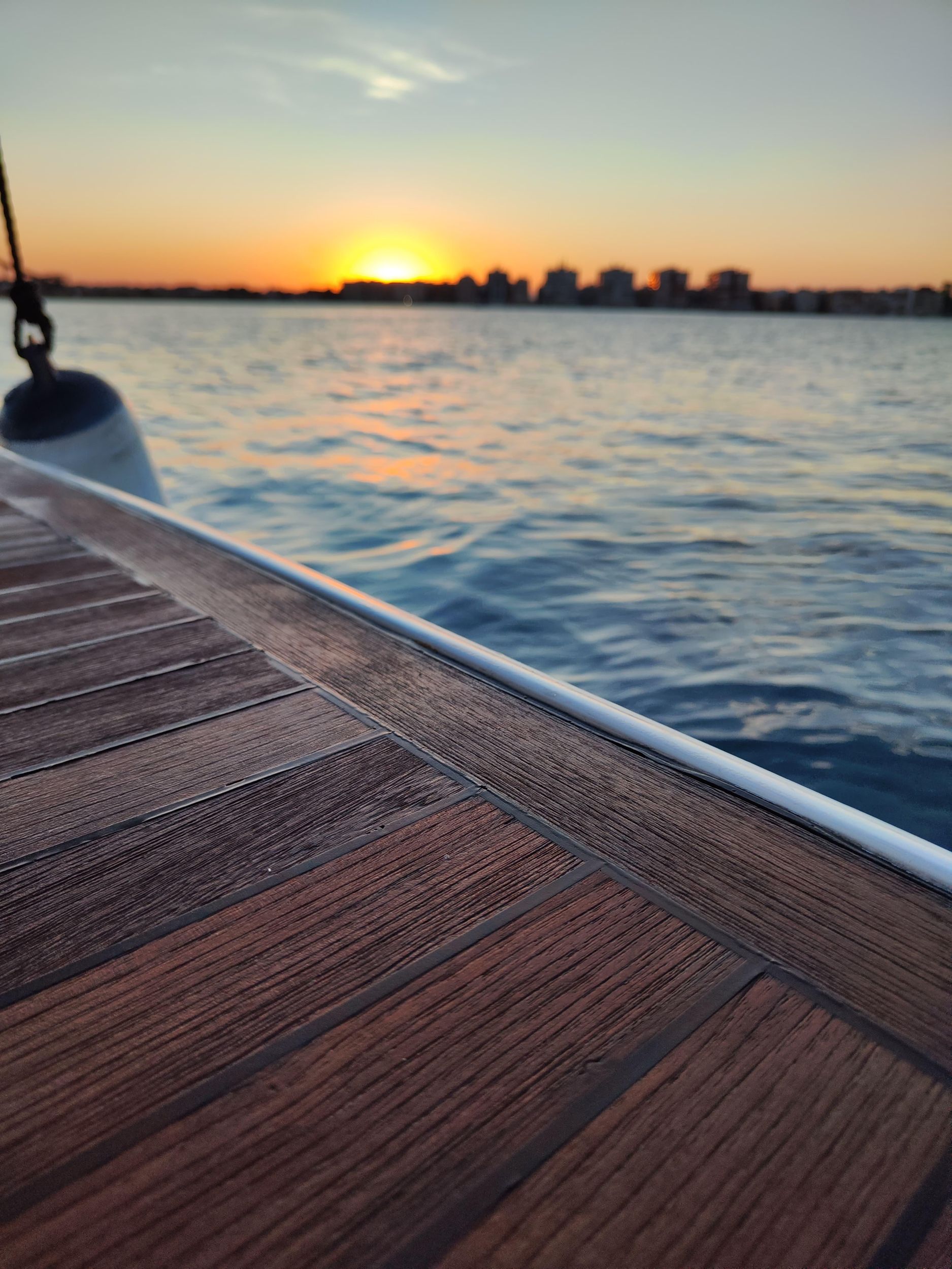Segeln mit Sonnenuntergang und Baden im Meer