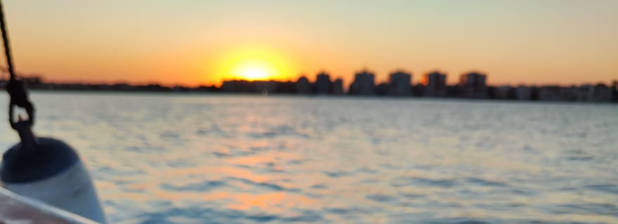 Naviguer au coucher du soleil et se baigner dans la mer