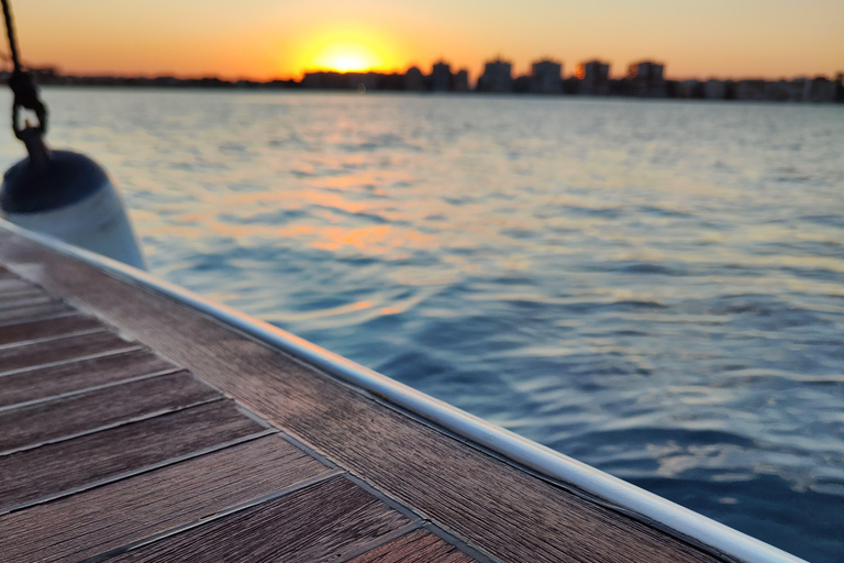 الإبحار مع غروب الشمس والسباحة في البحرغروب الشمس الخاص