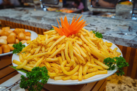 Halong Bay: Leona Dinner Cruise with Fireworks Show