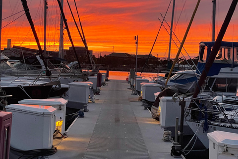 Czarter żagli o zachodzie słońca