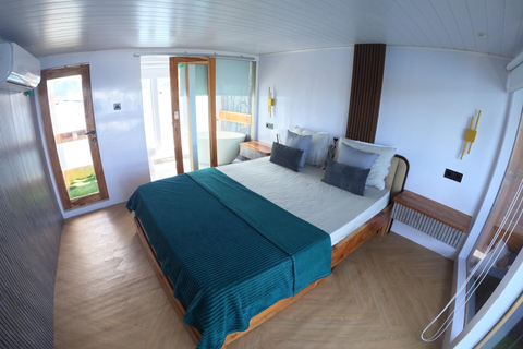 Labuan Bajo: 3-Day Komodo Sailing Luxury Boat with All Fees Deluxe Boat - Private Standar Room (2pax/room)
