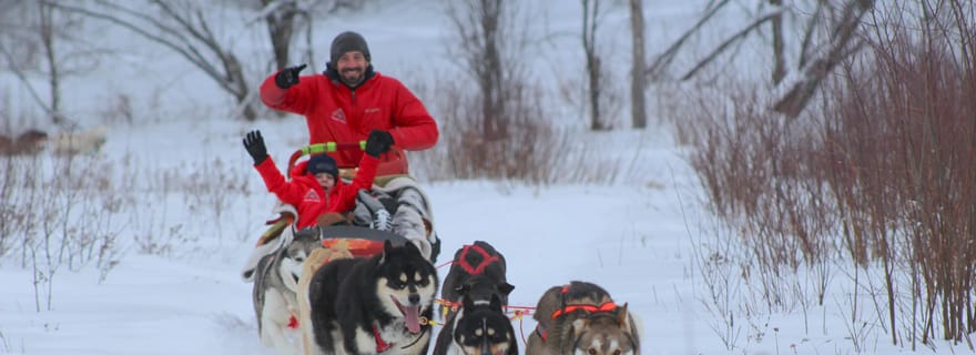 Aventure en traîneau à chiens dans la vallée près du Mont-Tremblant