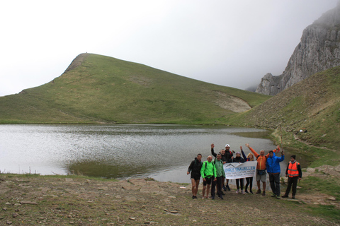 Caminhada guiada até o lago do dragão na montanha Tymfi