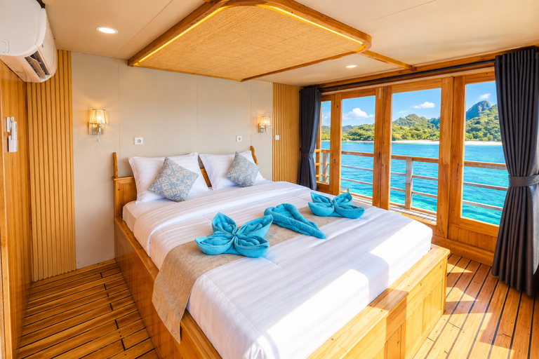 Labuan Bajo: 3-Day Komodo Sailing Luxury Boat with All Fees Deluxe Boat - Private Standar Room (2pax/room)