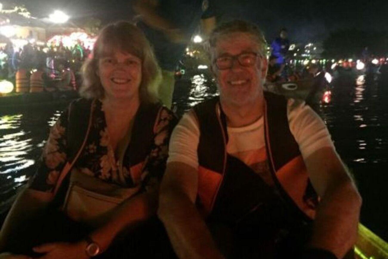 Hoi An: Private night boat Trip & release lantern on river
