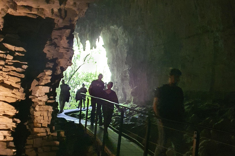 Wycieczki Rotorua i Taupo:, odwiedź naturalne gorące źródła i gejzeryWycieczki Rotorua i Taupo Parki gejzerów, jaskinie Waitomo, Hobbiton