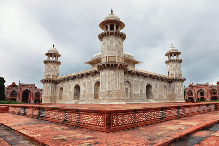 Visita al Taj Mahal desde Delhi en el tren expreso GatimaanRecorrido sólo con transporte y guía turístico