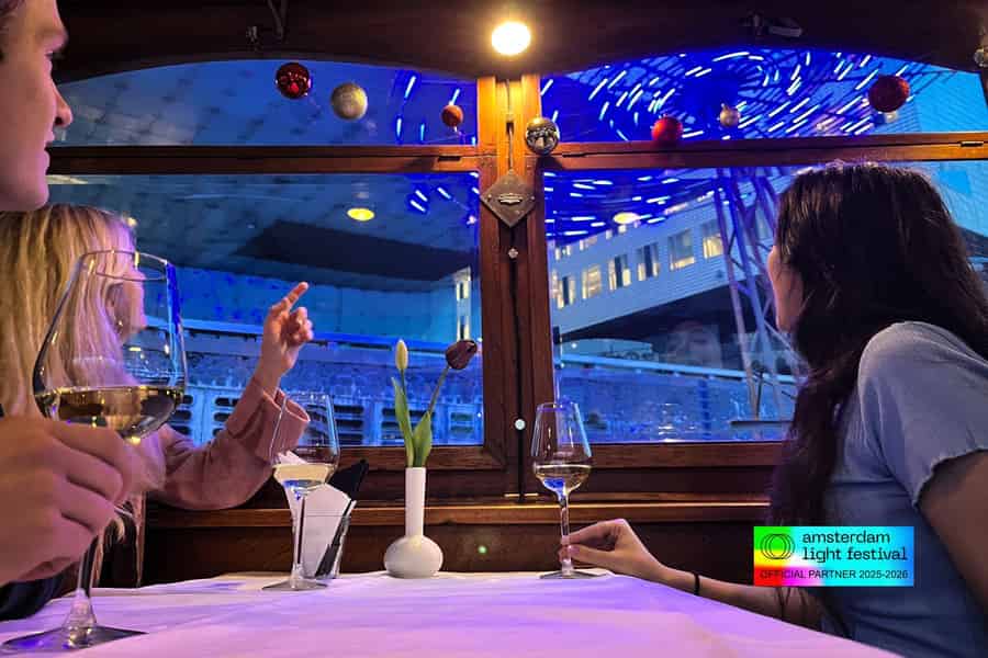 Amsterdam: Luxus-Bootsfahrt zum Light Festival mit optionalen Drinks. Foto: GetYourGuide