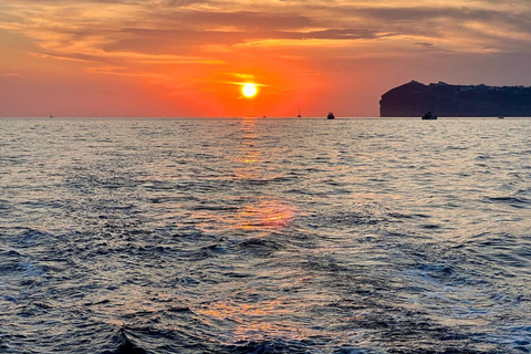 Santorini:Cruceros en catamarán por la isla volcánica.