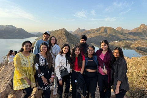 Udaipur: Excursión en Scooter al Amanecer en una Aldea Tribal