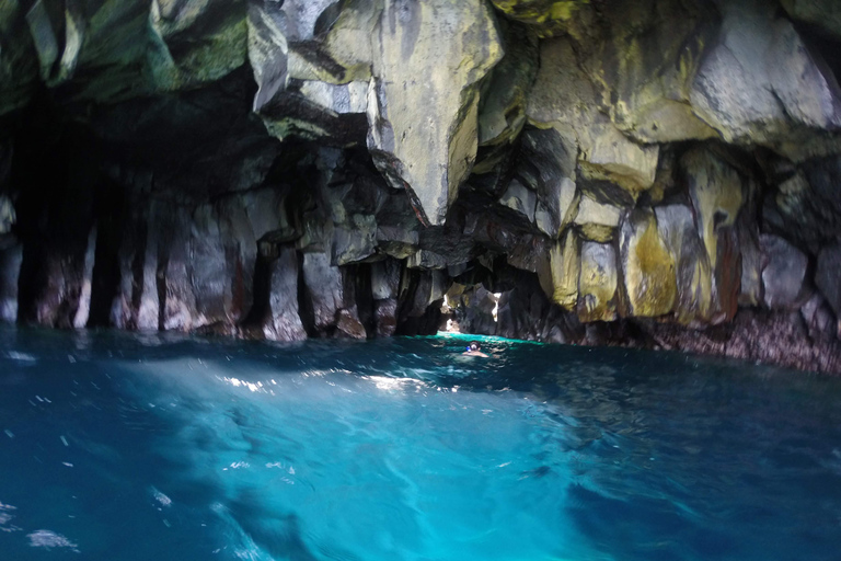 Excursión de snorkel a las cuevas en barco