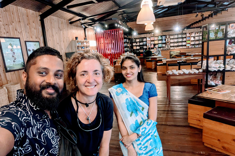 Kandy: Tea Factory Tour with Tasting and Tuk-Tuk Ride