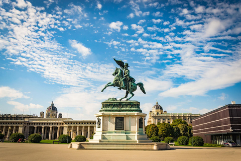 Vienna: tour con salta la fila del Museo di Sisi, dell&#039;Hofburg e dei giardiniTour in inglese