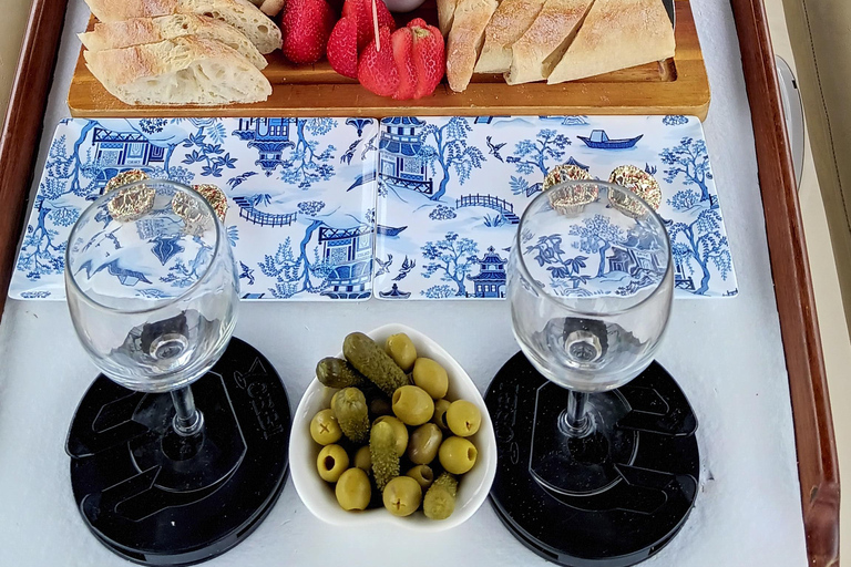 Passeio de barco romântico com vinho e queijo ou jantar surpresaPasseio de barco romântico com vinho e queijo, avistamento de lobos marinhos