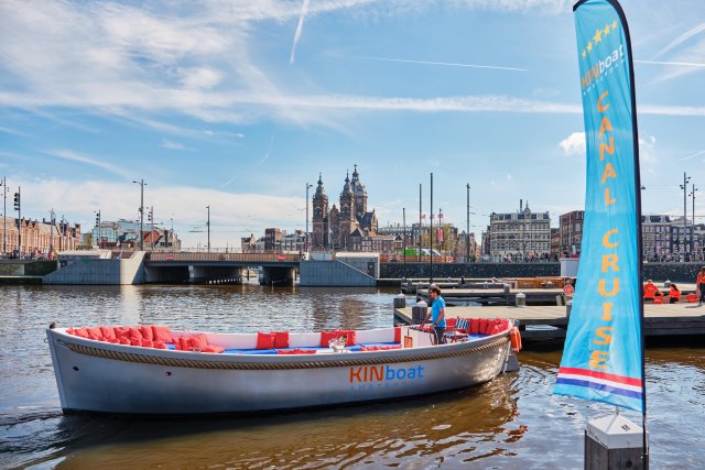 Amsterdam: Open Boat Canal Cruise with Local Guide