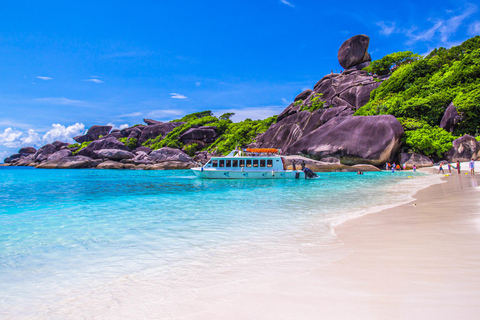 Phuket: Escursione di un giorno alle isole Similan in barca, catamarano di lusso