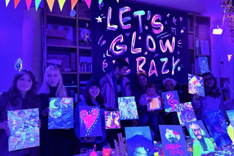 Rzym: Malarstwo fluorescencyjne w pracowni artysty z wybornym winem