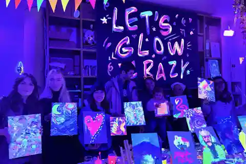 Rom: Fluoreszierende Malerei im Atelier des Künstlers mit feinem Wein