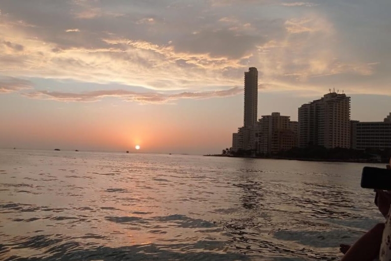 Carthagène : Tour en bateau au coucher du soleil avec open bar et collations