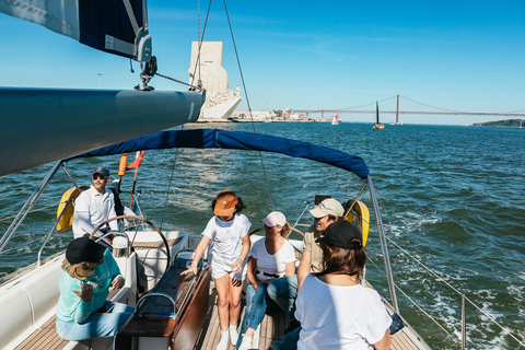 Lissabon: Stadssilhuett Segelbåtskryssning med drink och snacksDay Cruise på engelska