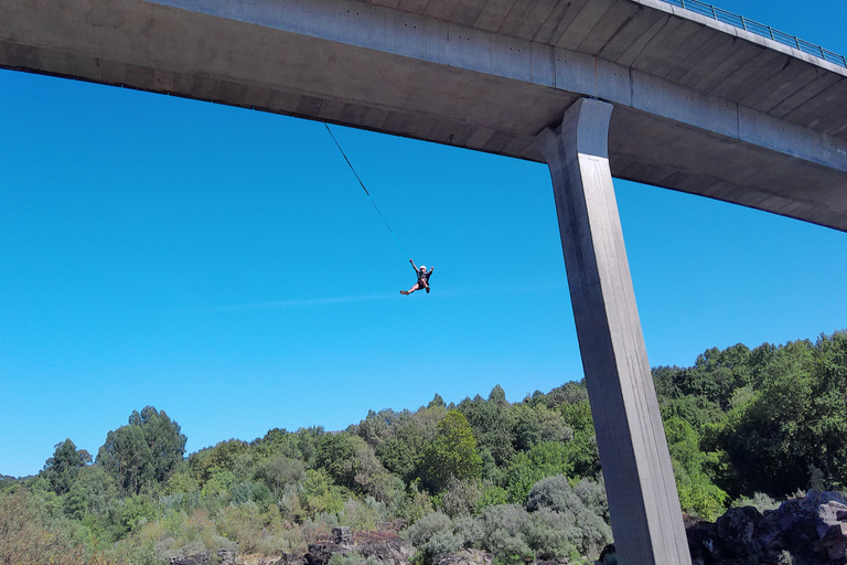 MELGAÇO: Pendular jump on the River Minho with Ruta Aventura.