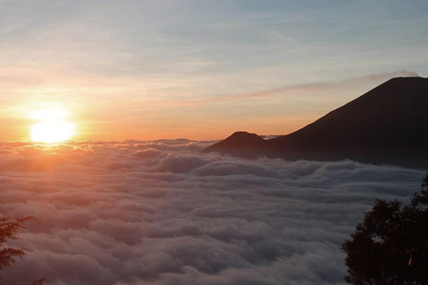 Monte Sumbing: un'epica avventura di trekking e campeggioSumbing: escursione di 1 giorno con NepalVanJAVA / pernottamento con Garung